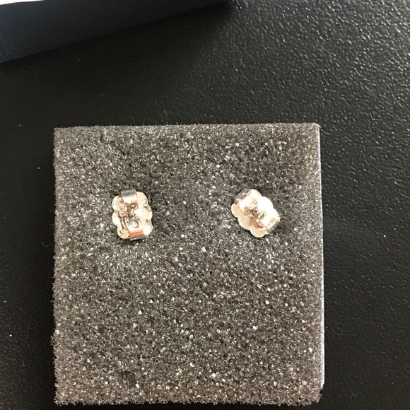 NWT Avon Classic Stud Earrings Silvertone - Picture 3 of 6